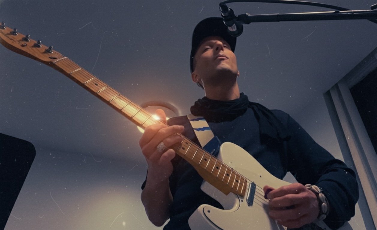 Uness performing live