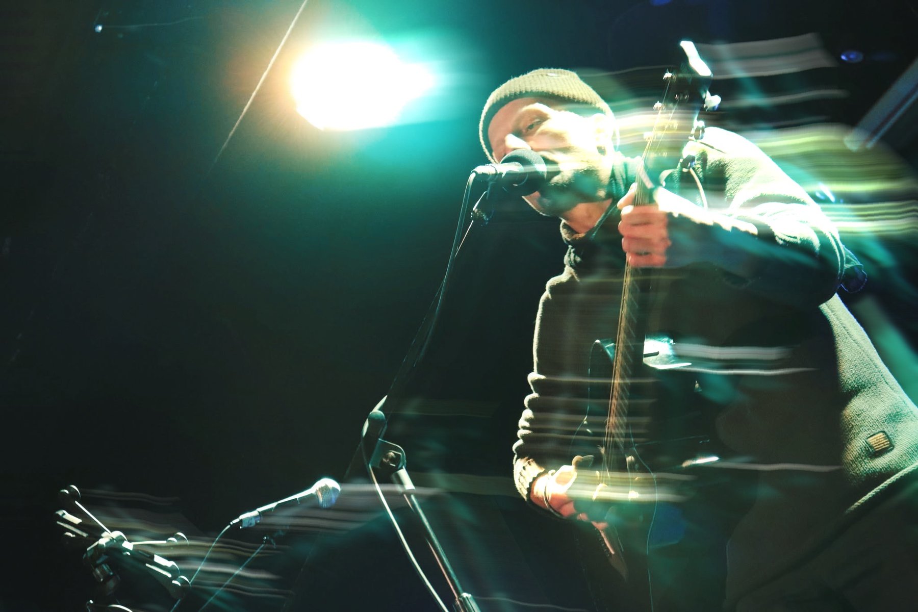Uness performing live