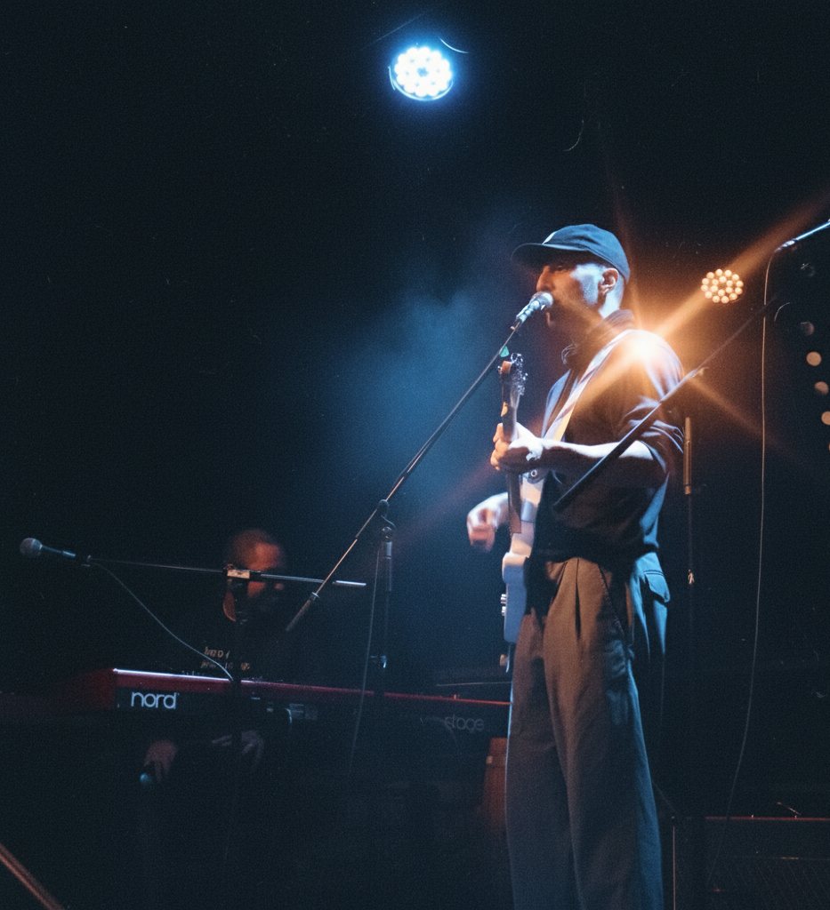 Uness performing live
